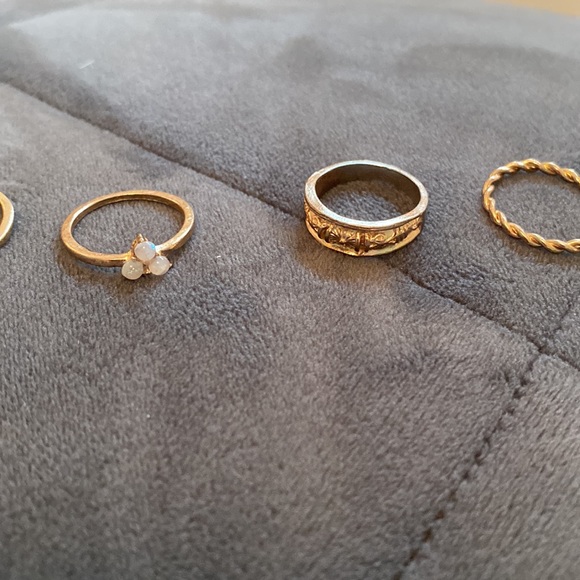 ✨any 4/$5 or all/$14✨Assorted Rings - Picture 2 of 4